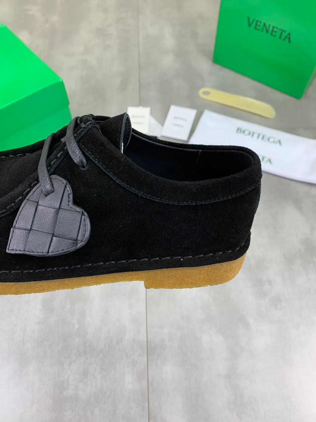 Men's men's shoes 💰P740 New model 💰 Top quality (beef tendon outsole series) 💎💎💎 BOTTEGA VENETA official website synchronizes the latest model, top version of the market's highest version of BV business leather shoes, accept material comparison, shoe type comparison, process comparison, practical and texture, versatile, suitable for any occasion, the more you look at it, the more flavorful it becomes. Pure hand-woven craftsmanship - upper material, imported original hand-woven calfskin - high-quality water-dyed sheepskin lining - original private model customized beef tendon outsole -Size: female 35-39 (34 40 customized) male 39-44 (38 45 customized) Comes with original BV green box, complete packaging.